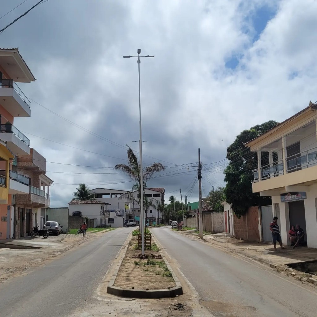 Prefeitura inicia instalação de postes com iluminação de LED na av. Olivio Maroja